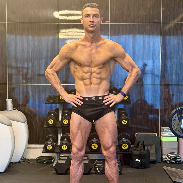 逆天！40岁C罗晒肌肉照炸屏：体脂率7%像魔鬼筋肉人!