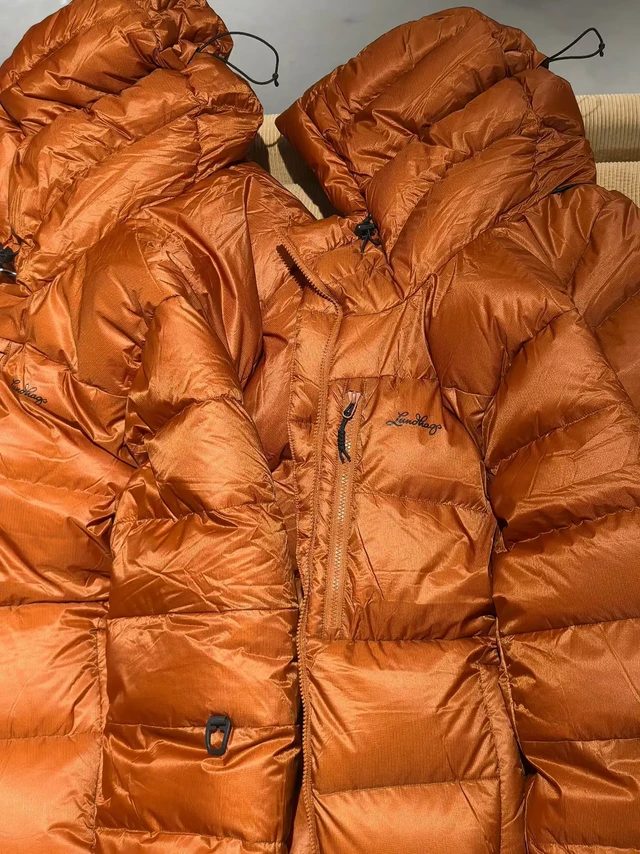 买到了期待已久的橘色羽绒服！