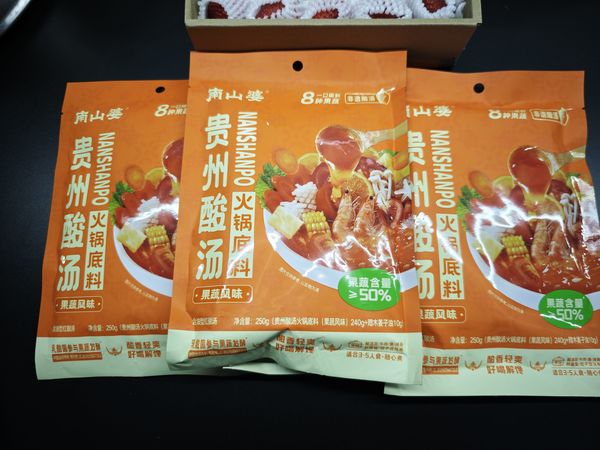 冬日续命火锅！买了贵州酸汤底料在家煮火锅，酸辣鲜香绝了～