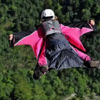 无防护挑战世界最深泳池引热议，60+用户观点深度剖析极限运动安全边界