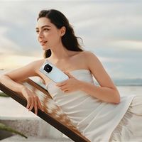 华为折叠屏秒变主持人手卡：惊艳全场