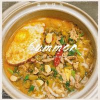 冬天滑完雪，就该来一碗热腾腾的酸菜肉丝粉