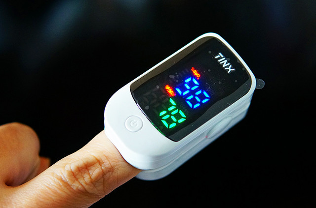 血氧仪哪款好？精准测量的町石tinx指夹式血氧仪体验