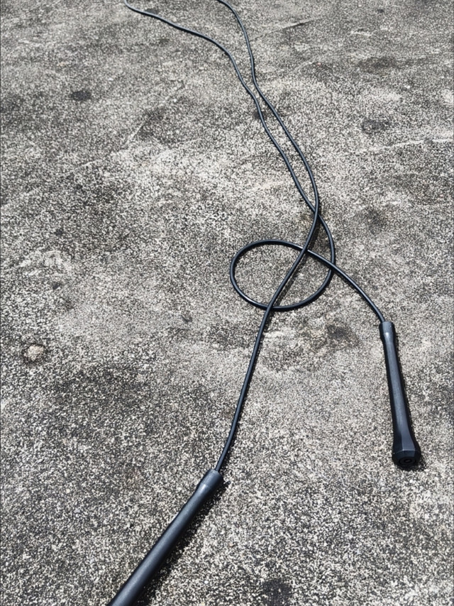 天冷关运动啥事！跳绳照样跳出汗