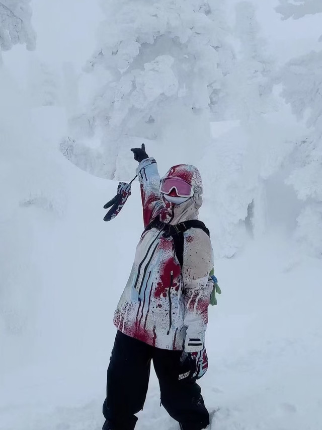 Burton Mine77白色泼墨：雪场街头的叛逆美学