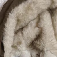 冬日里的温柔守护：对白仿兔毛环保皮草外套