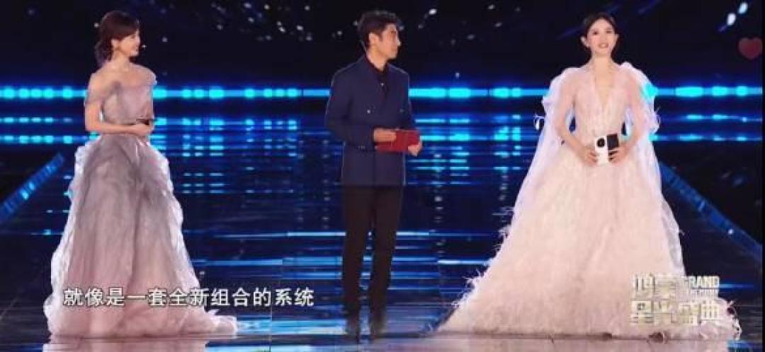 颠覆传统手卡！华为折叠屏凭AI实力惊艳主持天团