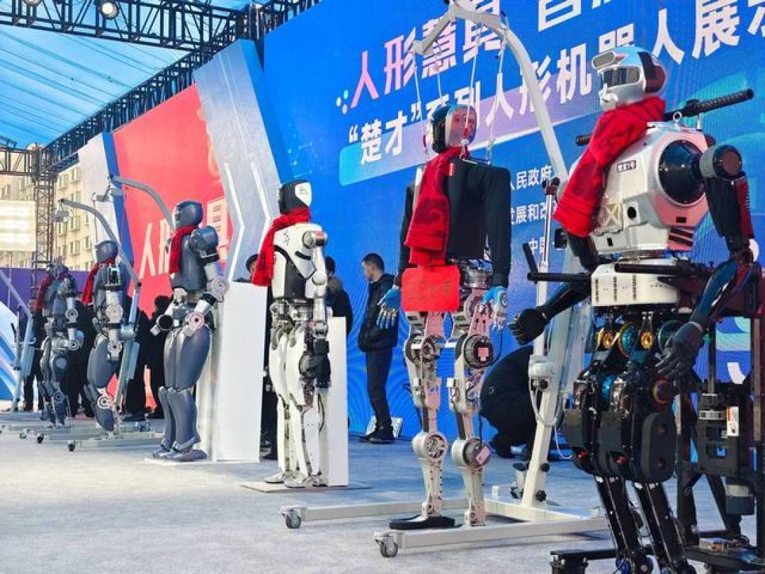 还记得年初转手绢的机器人吗?它们现在都能后空翻伴舞了