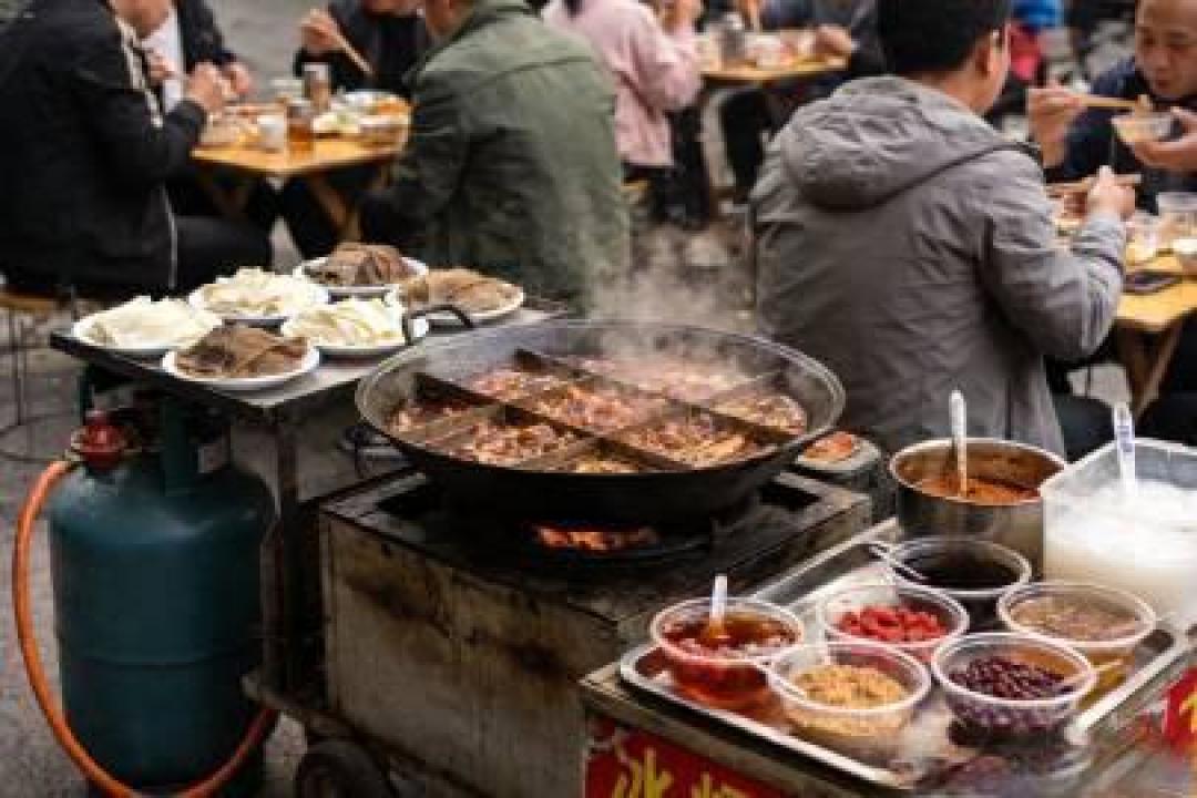左手锅铲,右手流量:这届路边摊已经进化到超乎想象