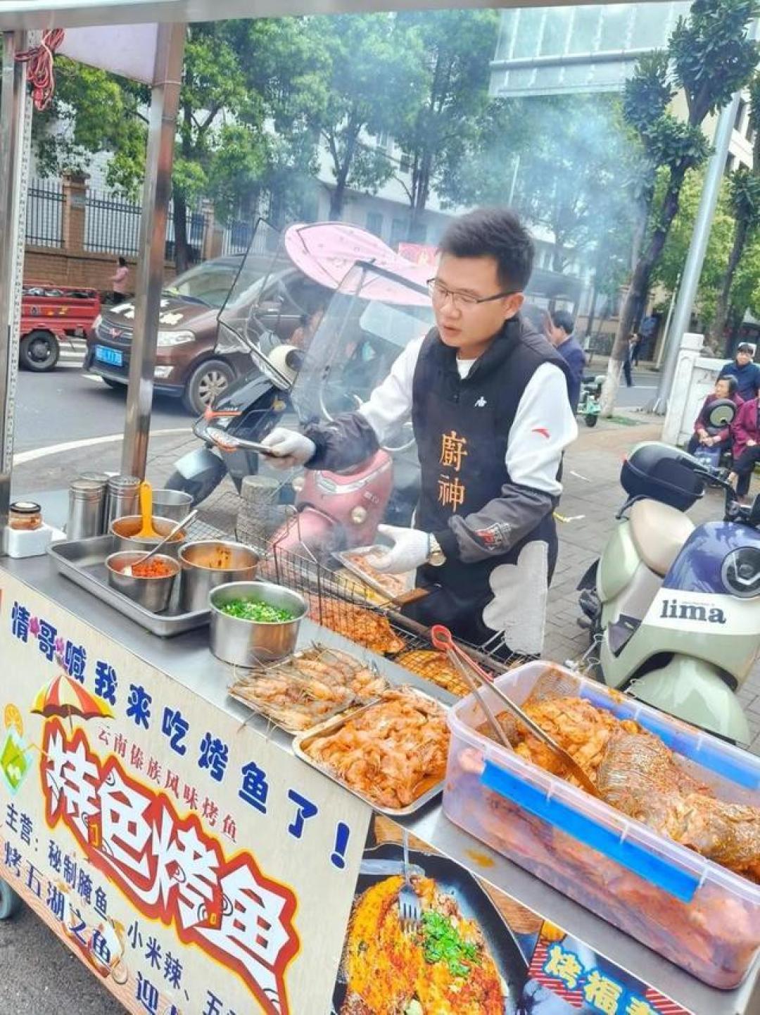 左手锅铲,右手流量:这届路边摊已经进化到超乎想象