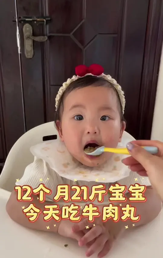 第121集|12月龄+4天|宝宝辅食：山药牛肉丸 8个月后是宝宝成长的快速期，要尽快吃红肉，这样做出来的牛肉丸软嫩不柴，入口即化，牛肉血红蛋白丰富，补铁好消化，番茄汤底酸酸甜甜，营养又开胃#宝宝辅食#
