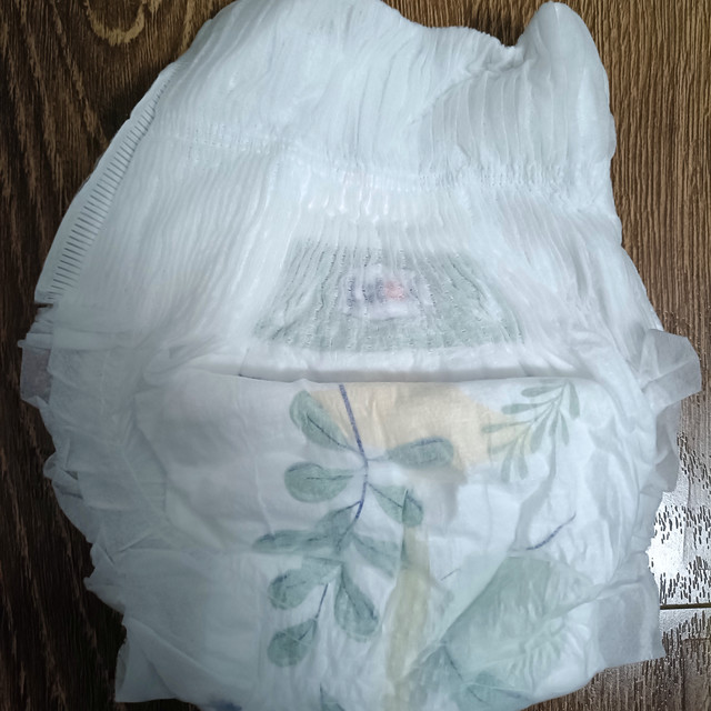 露安适夜用拉拉裤——吸收锁水：一夜一片无压力 干爽度拉满