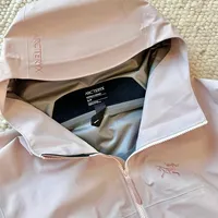 始祖鸟亮色系设计：户外穿搭的潮流突破还是实用败笔？1200+用户观点大碰撞