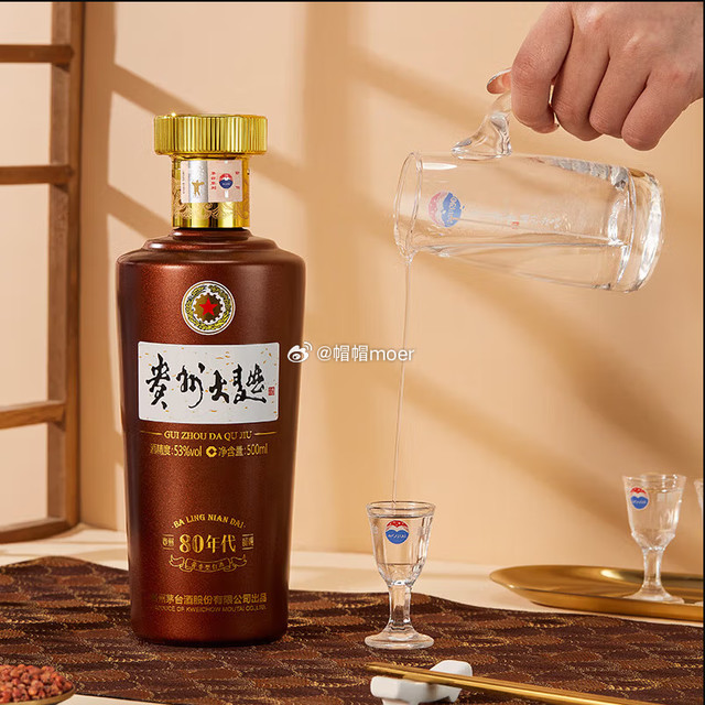 岁月：是味蕾沉淀的醇厚 ｜
打开一瓶贵州大曲 80 年代，就像翻开一本泛黄的老相册 ——
初闻，酱香浓郁纯粹，裹挟着窖藏多年的陈香与粮香，仿佛穿越回 80 年代的酒厂酒库，满是时光的厚重；入口，绵柔顺