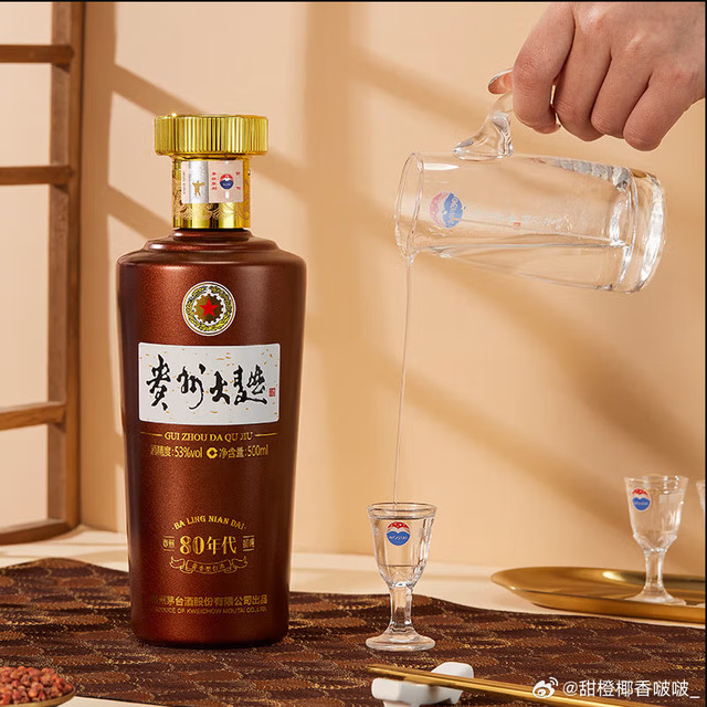 岁月：是味蕾沉淀的醇厚打开一瓶贵州大曲 80 年代，就像翻开一本泛黄的老相册 ——初闻，酱香浓郁纯粹，裹挟着窖藏多年的陈香与粮香，仿佛穿越回 80 年代的酒厂酒库，满是时光的厚重；入口，绵柔顺滑不烈喉