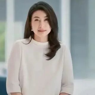 巩俐、郭晶晶再次在卡地亚同框！地母系穿搭，凸显女性的成熟魅力