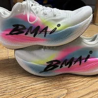 必迈驚碳跑鞋：专业跑者的新宠还是营销噱头？600+用户观点大PK