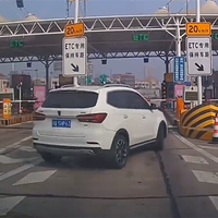 女子收费站遇前车插队蹭ETC：反应不及时令其得逞