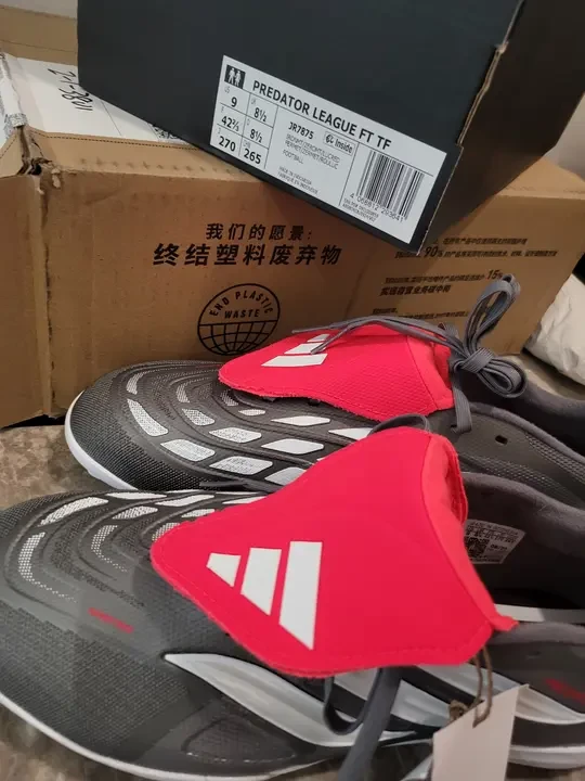ADIDAS PREDATOR 两个版本对比