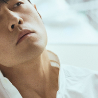 周杰伦登全球7版《L'OFFICIEL》封面，瘦20斤下颌线锋利！