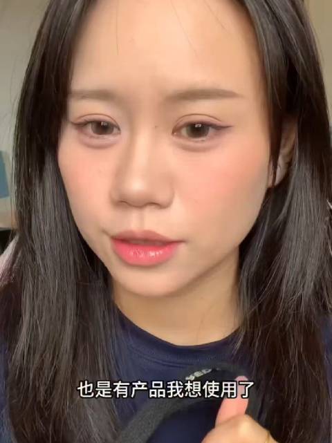 购物分享来啦，每次才攒一小袋就忍不住要使用今天给大家来一个小小的美妆用品开箱测评vlog！一些化妆用品的讲解，比如点彩刷，腮红，化妆喷雾等等等，希望能够帮助到大家#微博超有用视频大赛##三分钟视频助燃