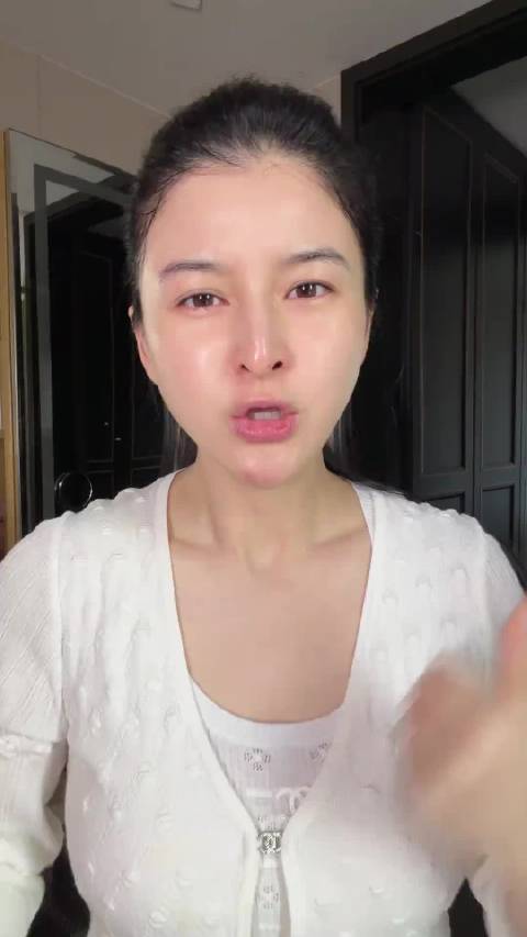 #彩妆产品##微博兴趣创作计划##东方之美#  冬季油皮总被闭口、起皮、黑头困扰？阿芙莓酶抛光油以油养肤，温和去角质还能调节油脂，让皮肤透亮嫩滑～ 当代护肤大师的微博视频