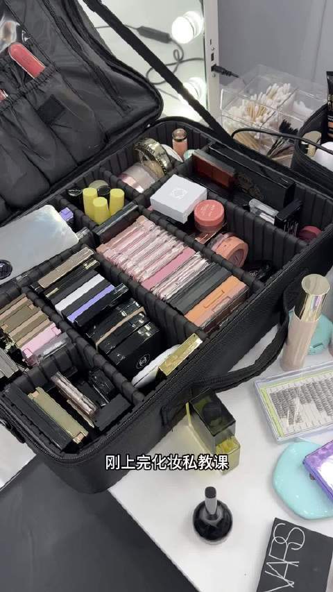 #彩妆产品##微博兴趣创作计划##东方之美#  双十二彩妆党必看！化妆师私藏的秋冬真爱清单，铁皮选手+底妆好物全都值得入～ 小炯很快乐的微博视频