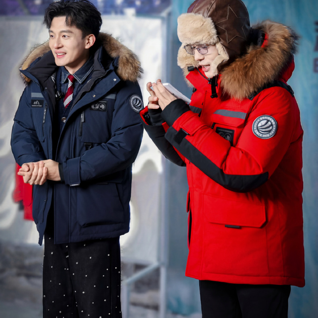 波司登明星同款拼接羽绒服：撞色吸睛穿搭攻略