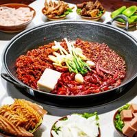 火锅店靠特色服务突围，是餐饮行业的新趋势吗？120+用户观点全景呈现