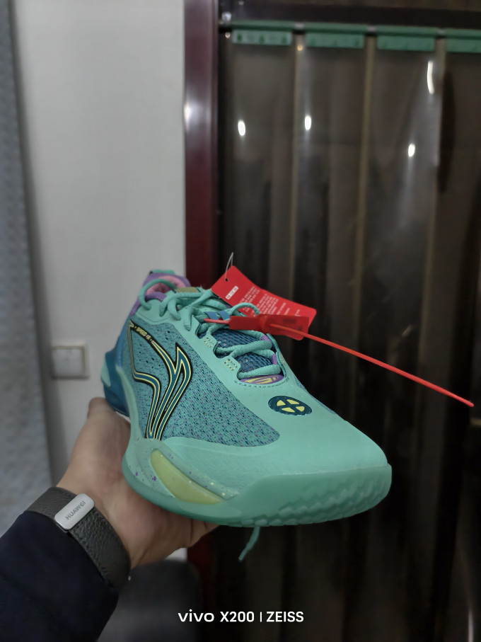 李宁篮球鞋