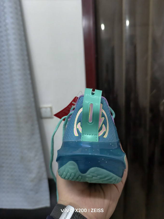 李宁篮球鞋