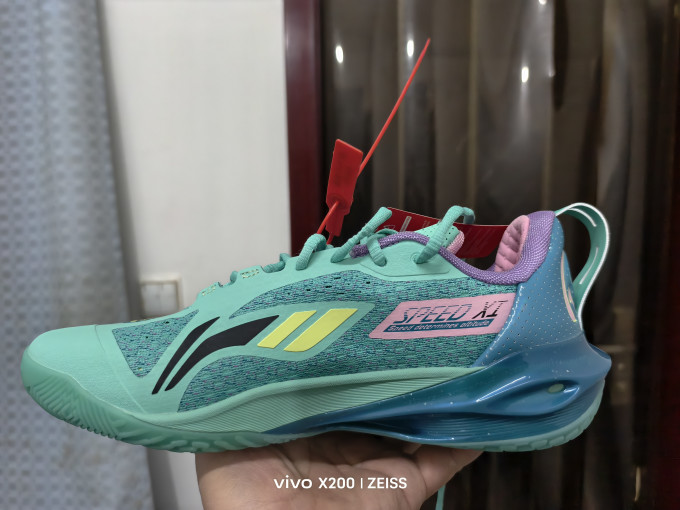 李宁篮球鞋