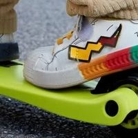 双旦暖心之选：酷骑V2滑板车，让小朋友的节日欢笑加倍！