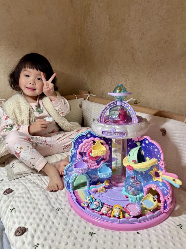 小朋友提前收到了她的圣诞礼物🎁