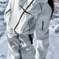 极简风滑雪服：实用与颜值并存