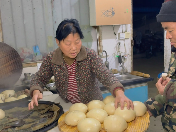 小麦面粉打回来了，地锅蒸点枣花馒头，口感喧软，热乎乎吃着真香