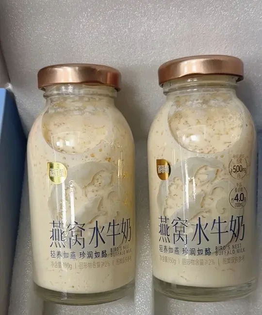 稀奇好物测评之百菲酪燕窝水牛奶🥛
（无广自费购买测评 后附购买订单）
颜值：🌟🌟🌟🌟
先夸夸颜值！玻璃瓶身质感拉满，里面悬浮着肉眼可见的燕窝丝，不是那种碎渣子，是一缕缕完整的，看着就很实在！
口感：🌟