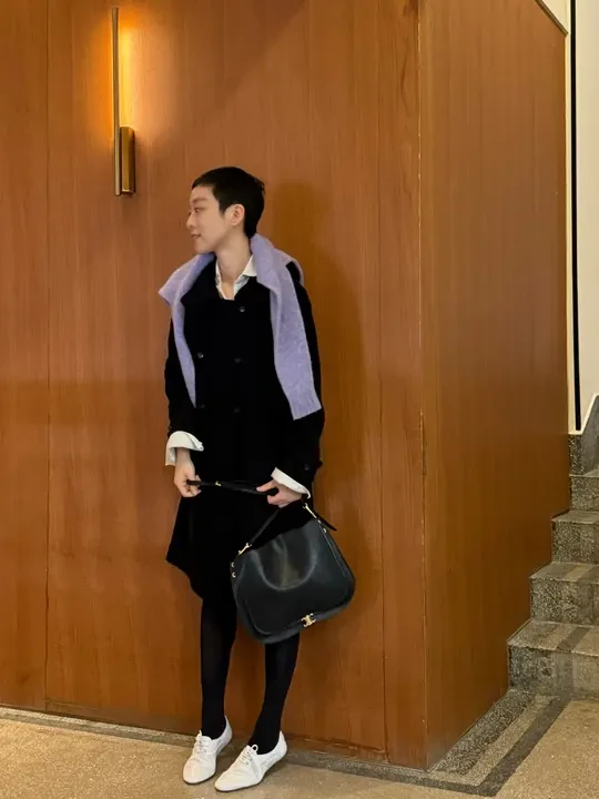 上海终于开始降温，但空气被圣诞氛围烘得暖融融。肩上披一件淡紫色针织，就像是礼物上的蝴蝶结，小小点缀于搭配上，一种轻盈的呼应～
Soft Triomphe 拎在手里，轻轻晃动，偶尔反一点光，有种一直在特