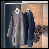 职场女性冬季穿搭：高定法奢风与实用主义，谁更值得投资？