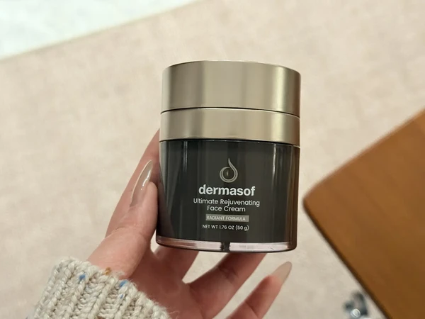 自从过了28脸上皮肉就变得松垮，尤其又爱熬夜，时间一长下巴和脸颊的肉都堆到一起了！整个面部轮廓都变得模糊了，法令纹更是藏都藏不住！
	
上个月冲浪刷到这个dermasof面霜，说是北美贵妇级抗老甄品，