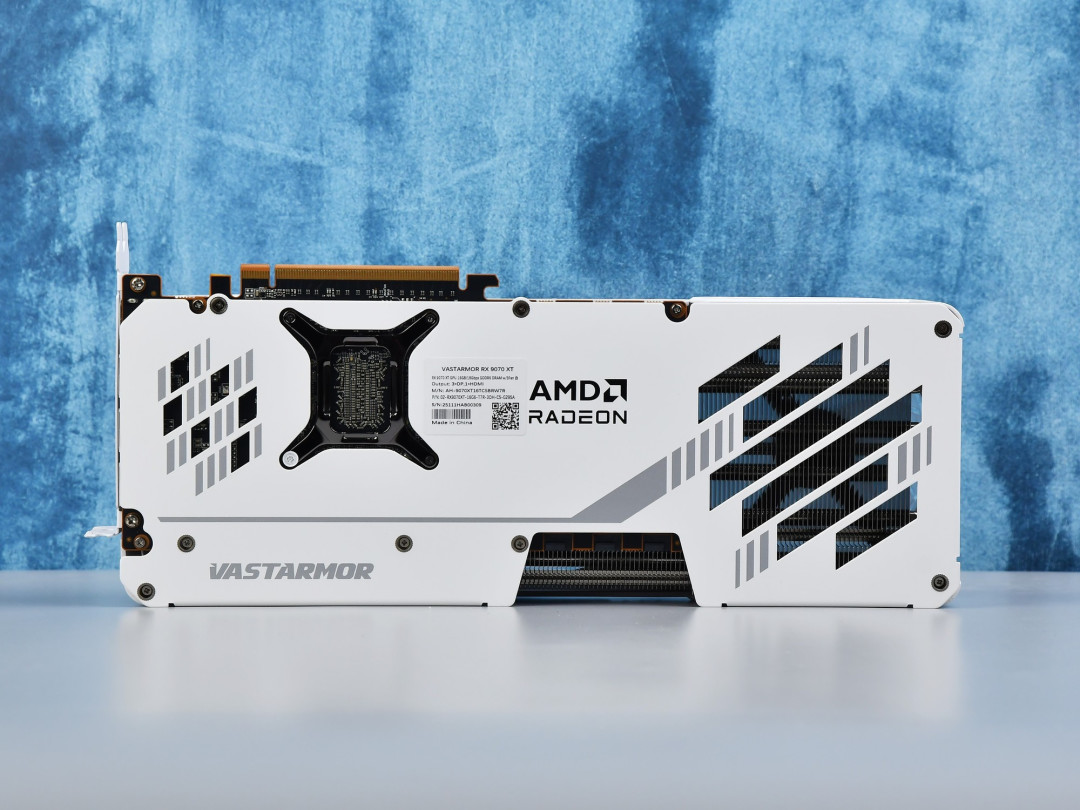 颜值与性能兼顾的电竞利器 瀚铠RX9070 XT 16GB 白色超合金OC让你既要又要