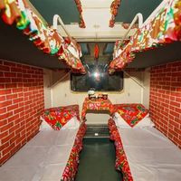 东北大花炕被搬上火车 网友：还真以为上炕了