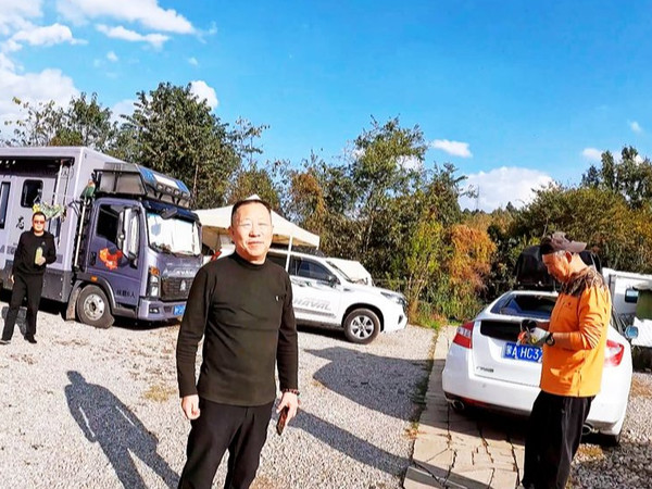 大哥首次露营，整理户外装备时手足无措，直言要跟大伙多请教