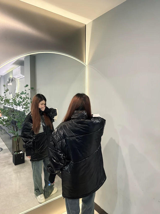 GENANX闪电潮牌亮面棉衣：双旦穿搭的潮流之选