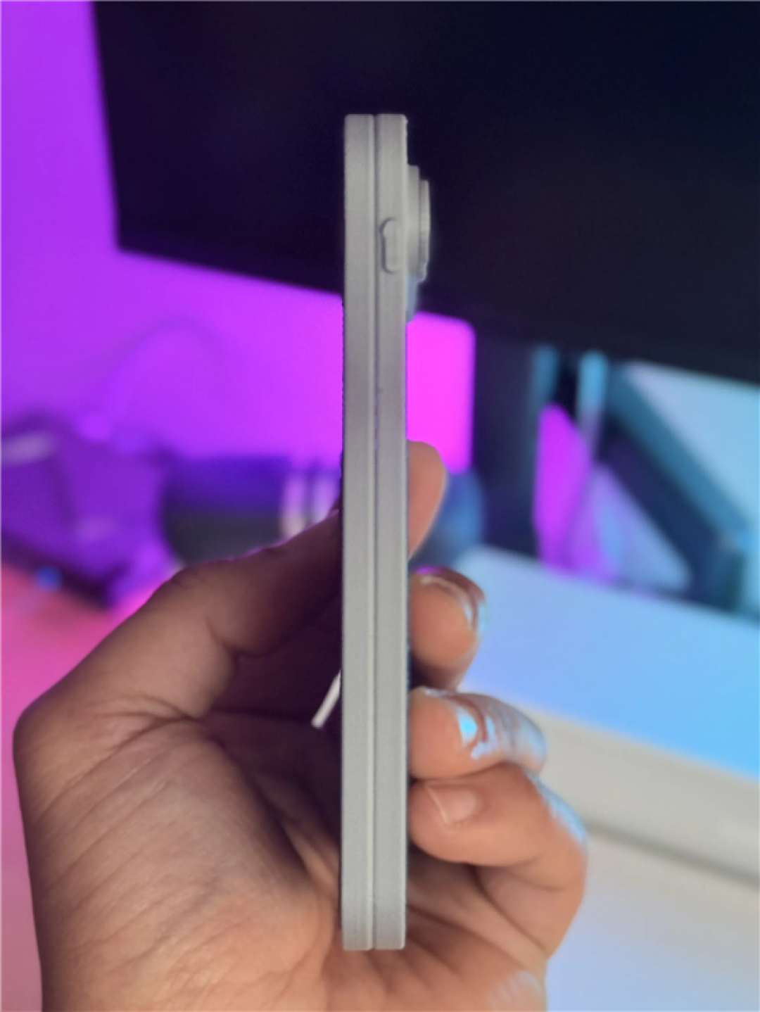 苹果首款折叠屏蓄势待发!iPhone Fold机模出炉