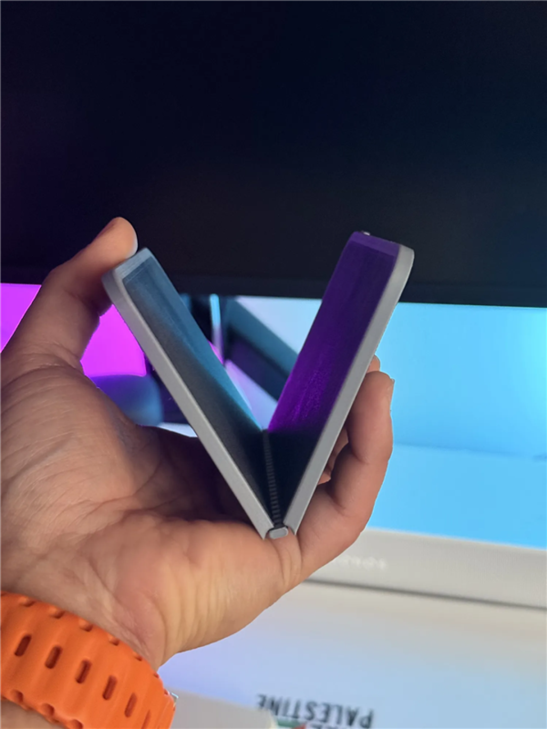 苹果首款折叠屏蓄势待发!iPhone Fold机模出炉