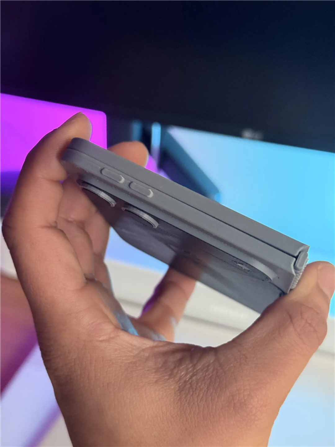 苹果首款折叠屏蓄势待发!iPhone Fold机模出炉