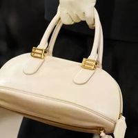 唤醒巴黎世家的再一次心跳，重塑身体线条，展示女性的温柔与自信