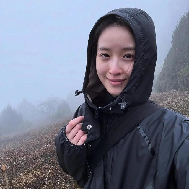 章泽天看展佩戴香奈儿耳环，也喜欢穿搭“中产三宝”，唯美清纯！