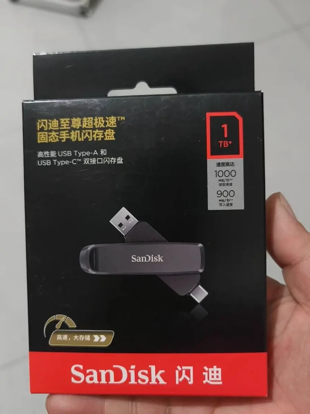 速度与质感的完美结合，闪迪DDE1体验报告
最近入手了闪迪DDE1 1TB高速固态U盘，使用了一段时间，整体体验非常棒，特来分享一下。
外观设计：★★★★★
DDE1的外观完全颠覆了我对U盘的认知。全
